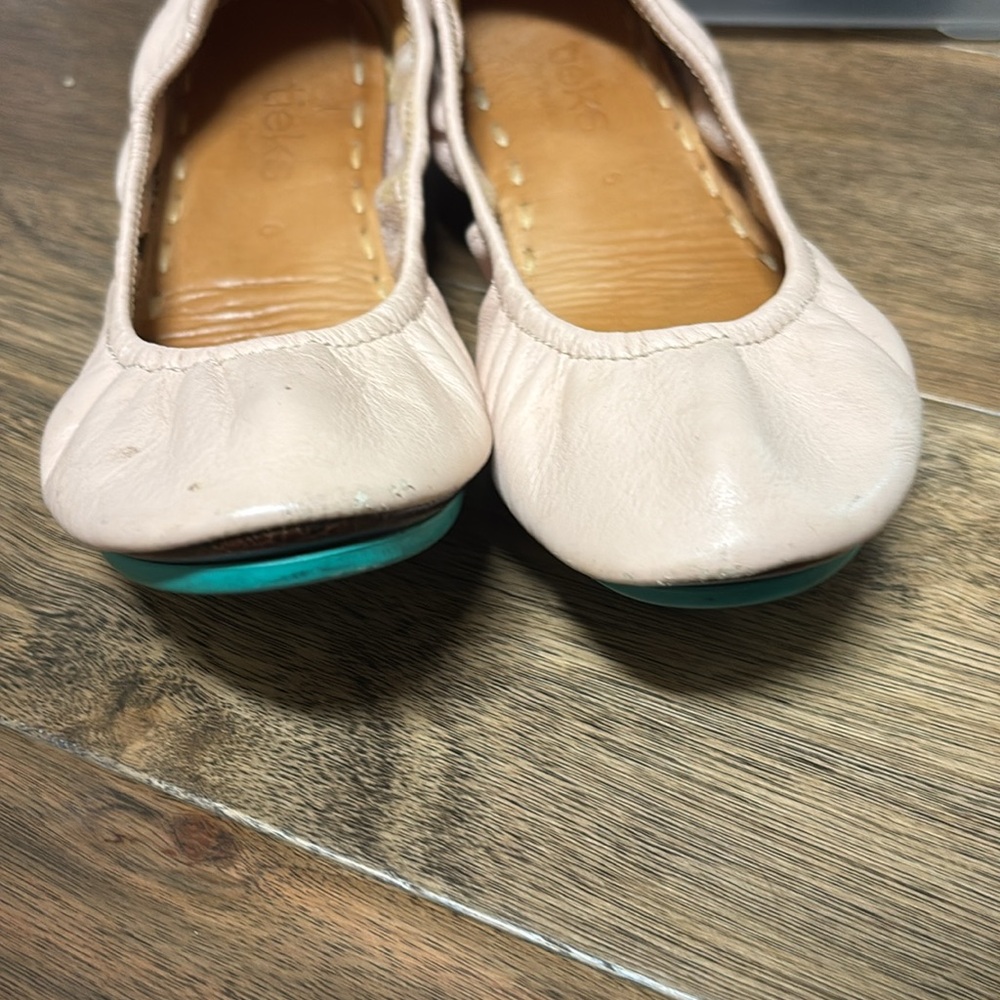 Tieks Cream Ballet Flats with Elastic Edge and Rounded Toe - Picture 4 of 4